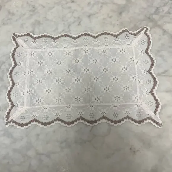 Vintage handcrafted eyelet doily placemat - Picture 2 of 5